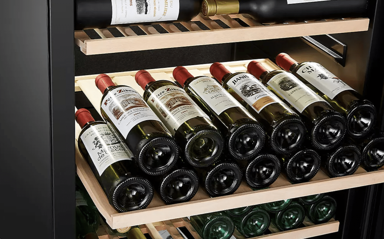 L'intérieur d'une cave à vin La Sommelière.