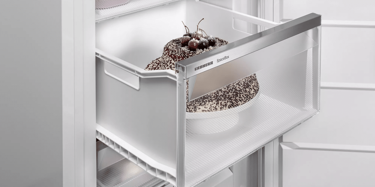 Un gâteau conservé dans un tiroir d'un congélateur Liebherr.
