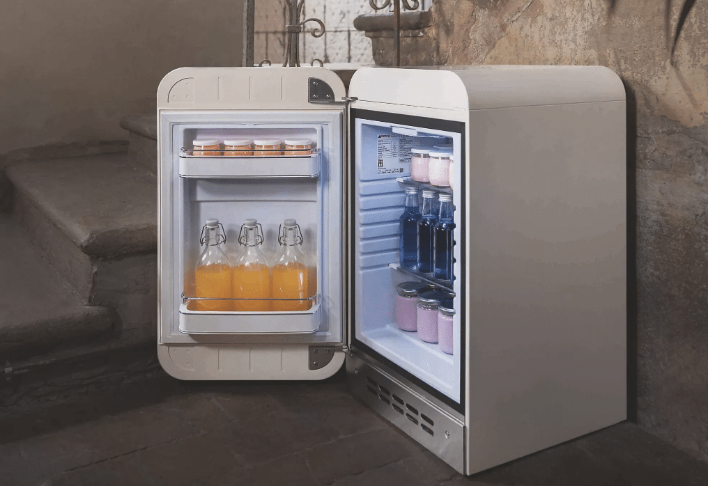 L'intérieur d'un mini-frigo de la marque Smeg.