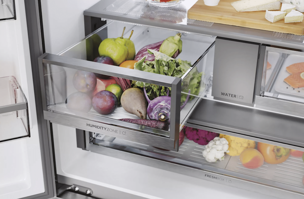 L'intérieur d'un réfrigérateur multi-portes.