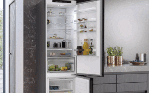 L'intérieur d'un réfrigérateur combiné.