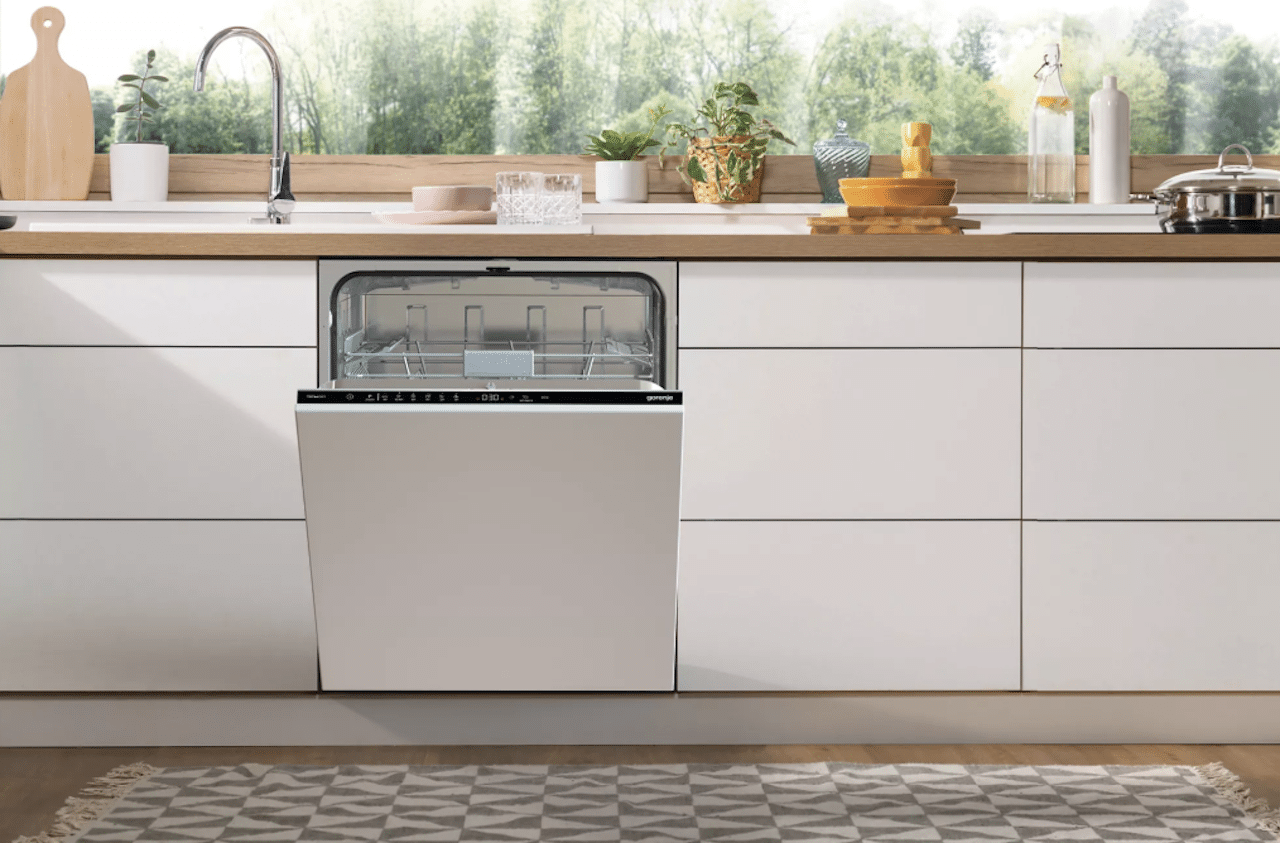 Une cuisine moderne avec un lave-vaisselle pas cher.