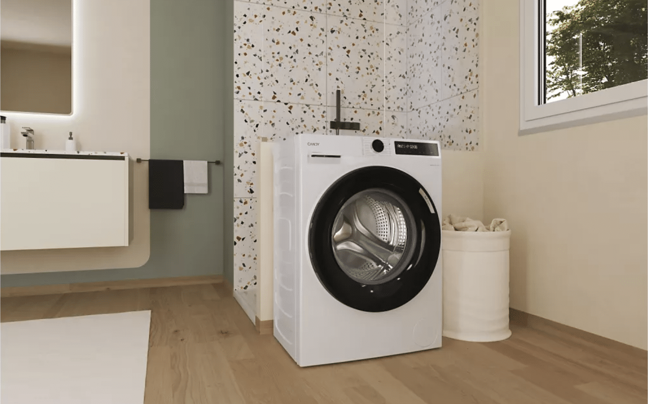 Une salle de bain moderne avec un lave-linge pas cher.