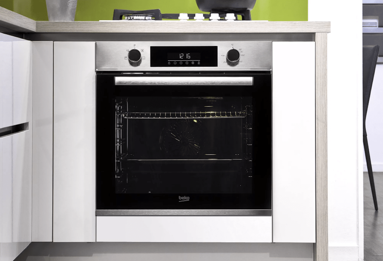 Un four pas cher dans une cuisine moderne.