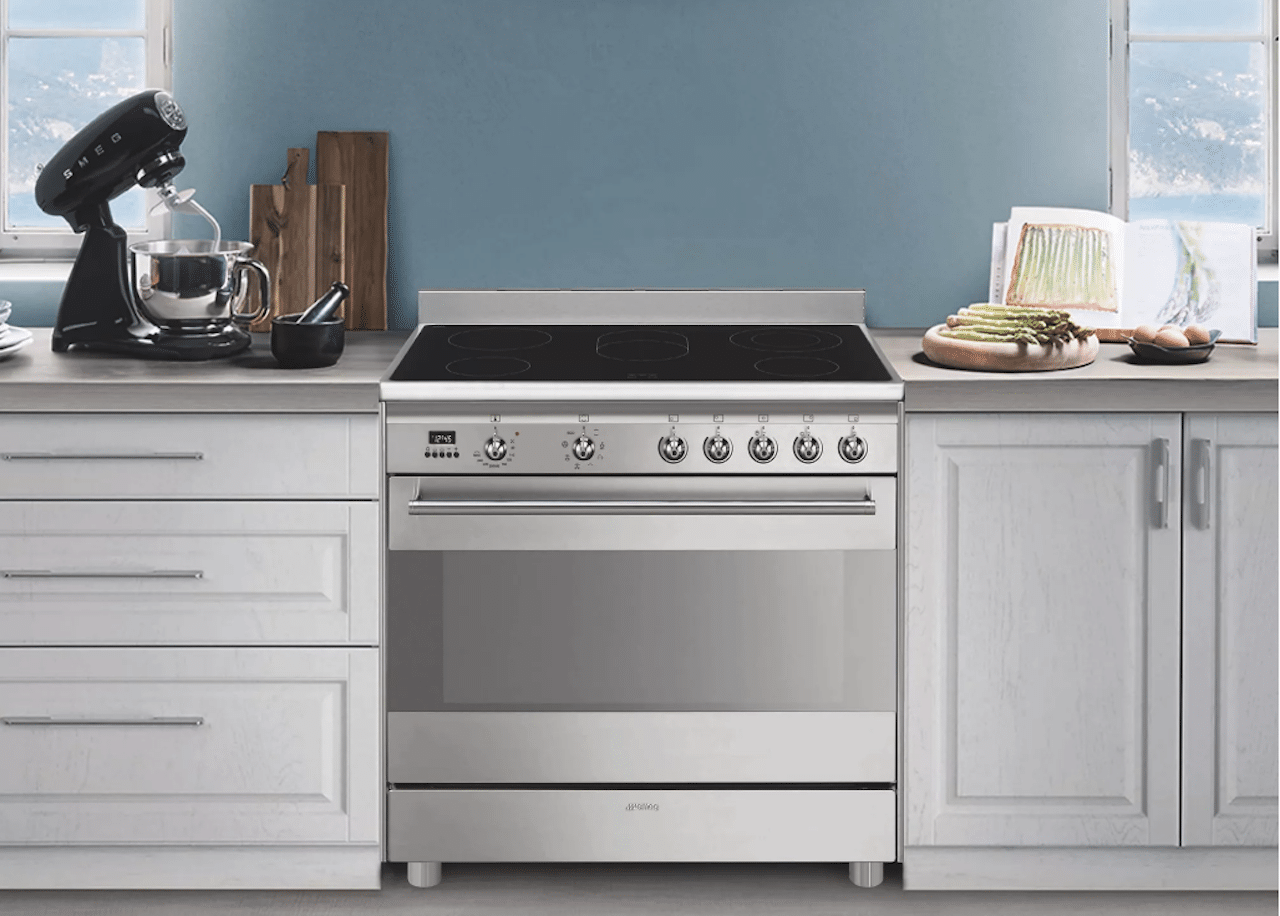 Une cuisinière vitrocéramique dans une cuisine moderne.