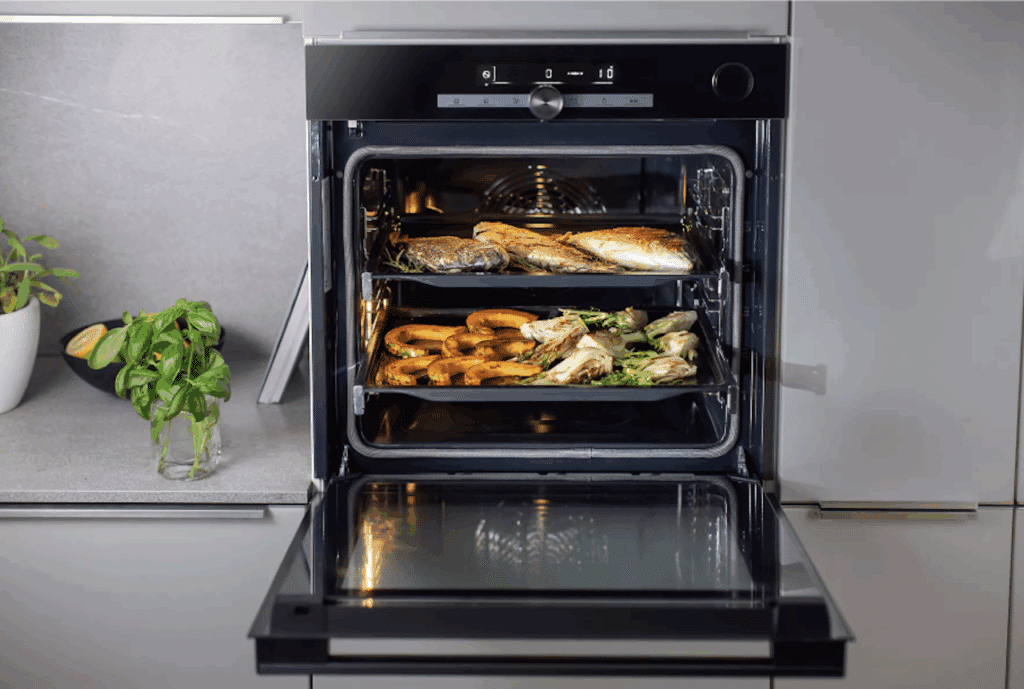 Un four encastrable vapeur.