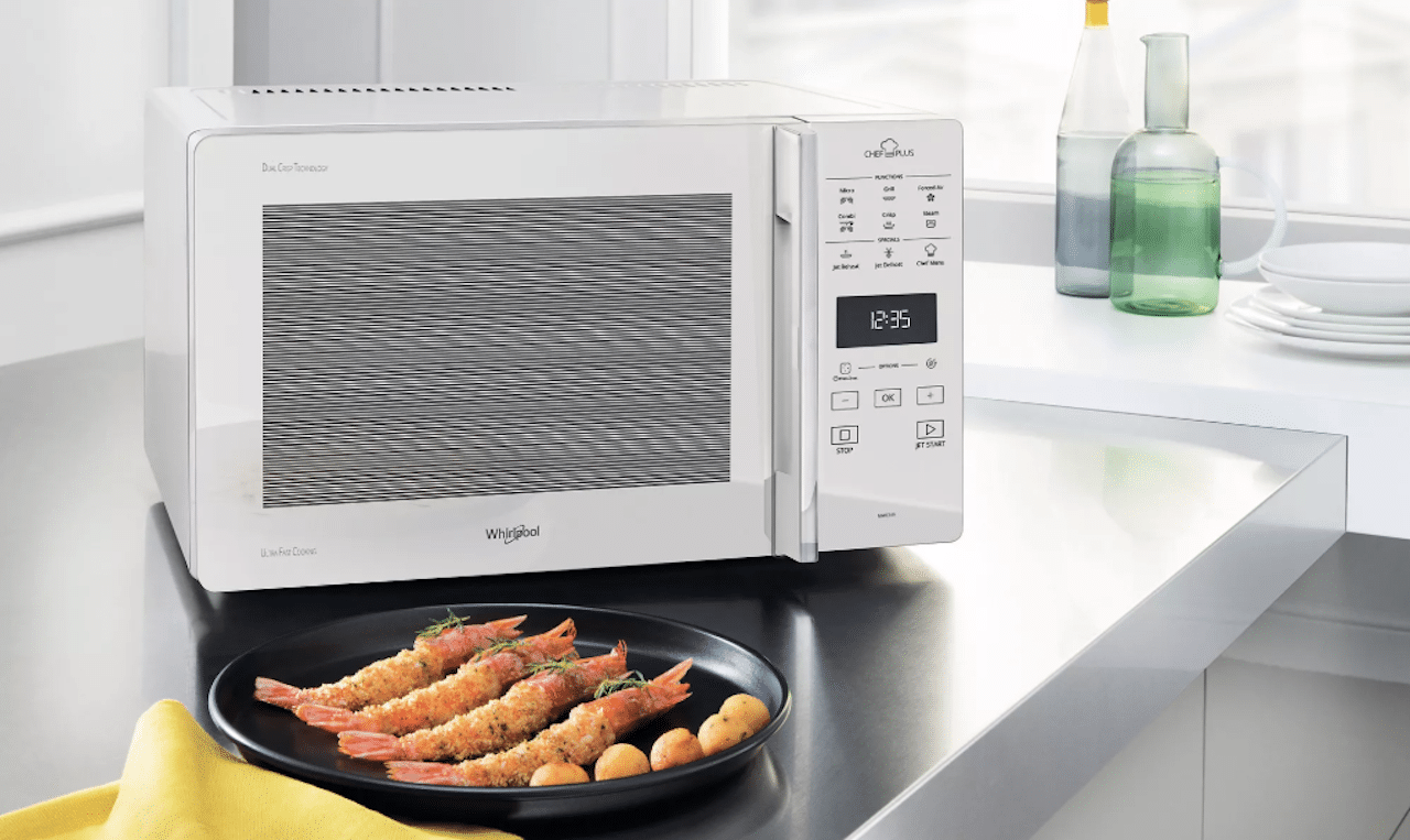 Un micro-ondes dans une cuisine moderne.
