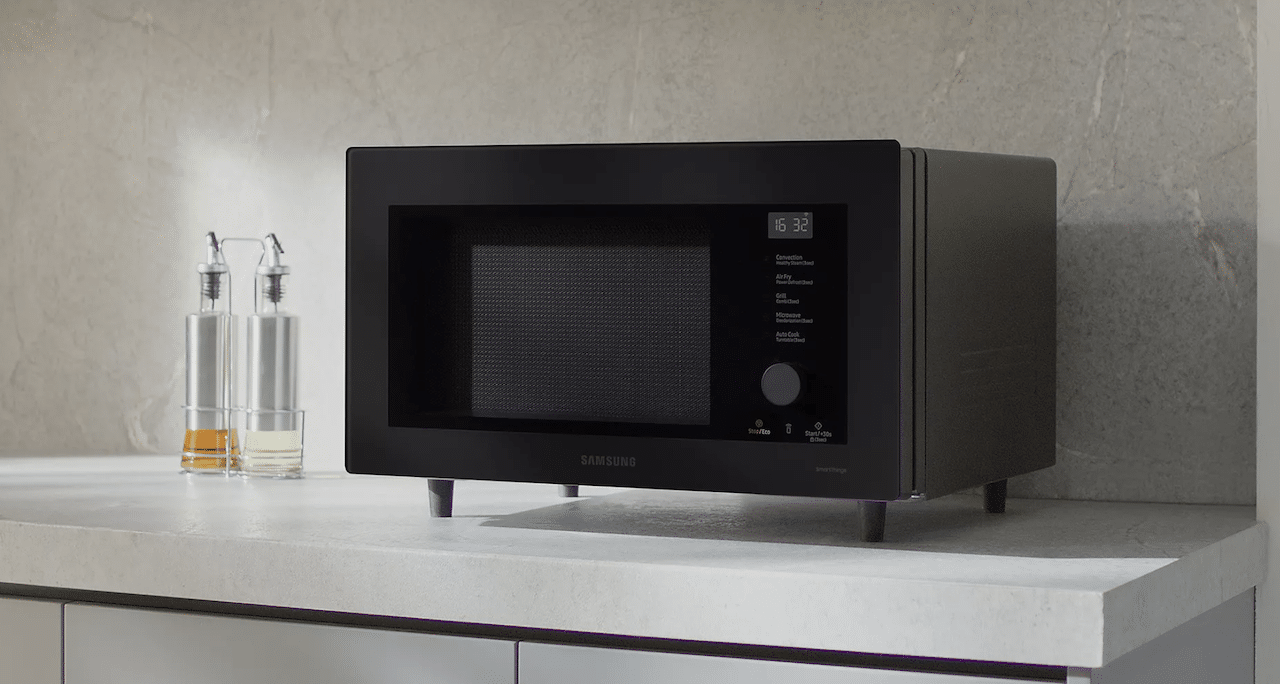 Un micro-ondes combiné.