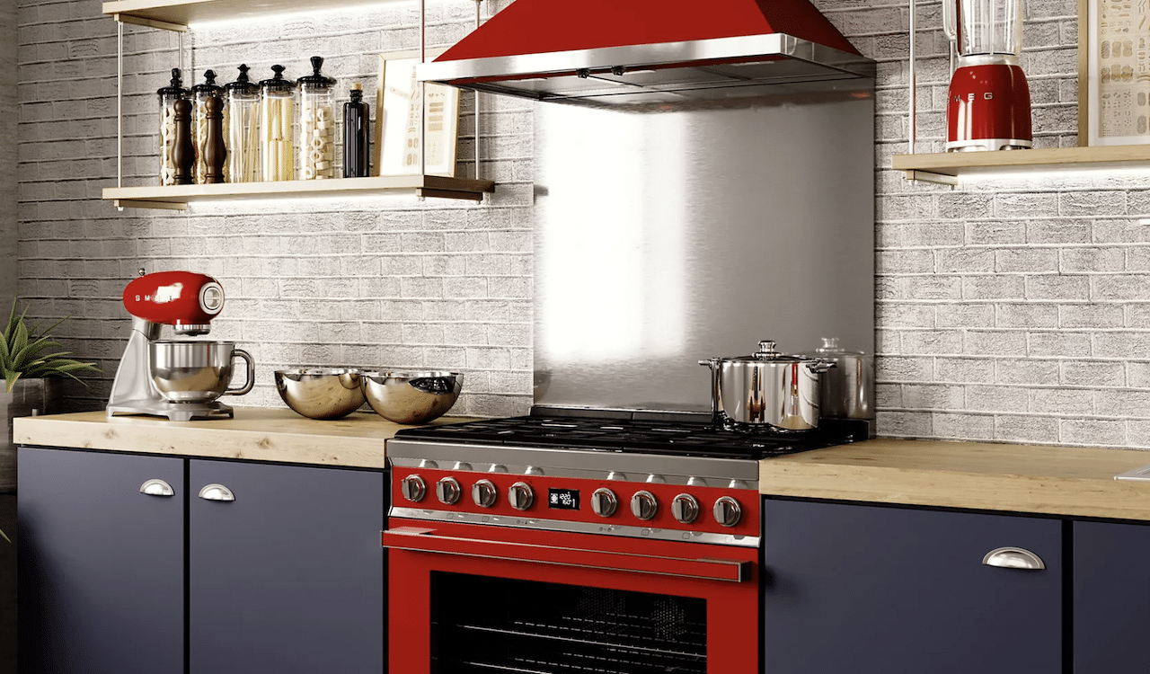 Une cuisine moderne avec un piano de cuisson rouge.