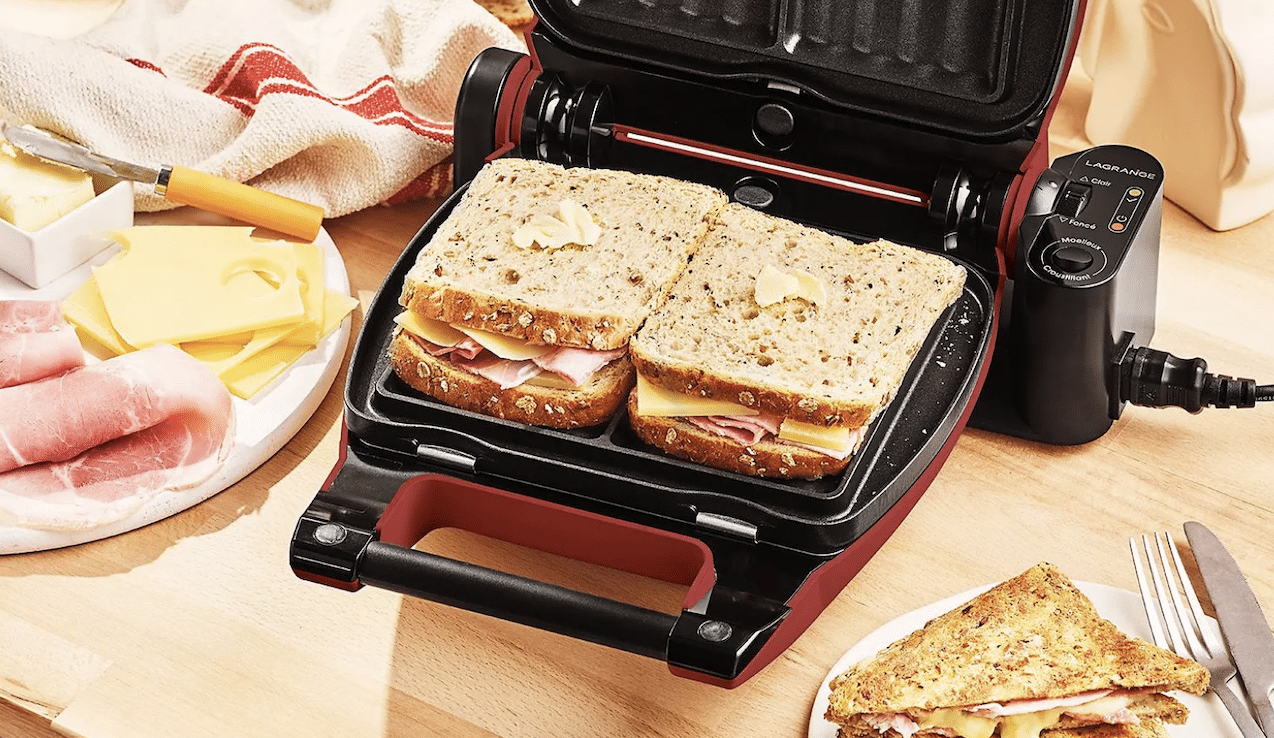 Des croque-monsieur préparés à l'aide d'un appareil à croque-monsieur.