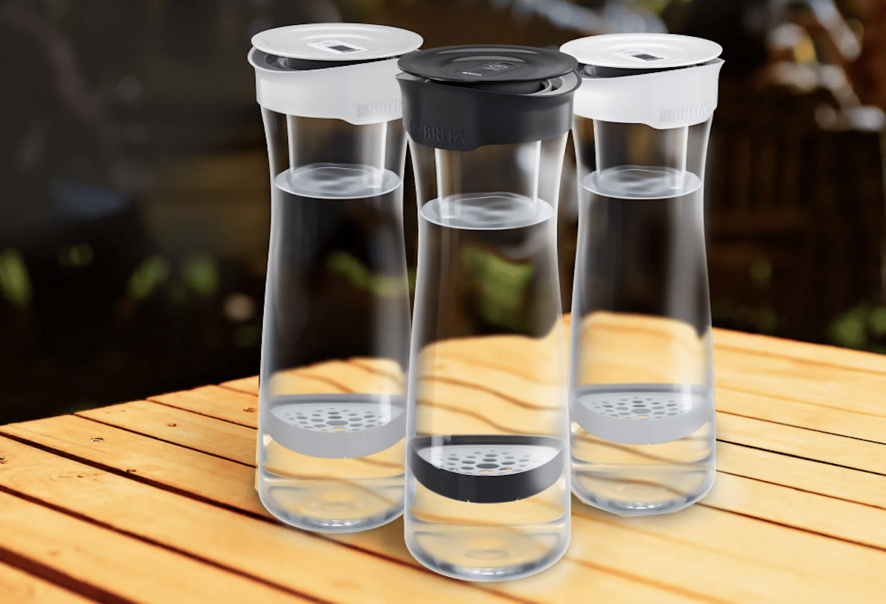 Trois carafes filtrantes de la marque Brita.