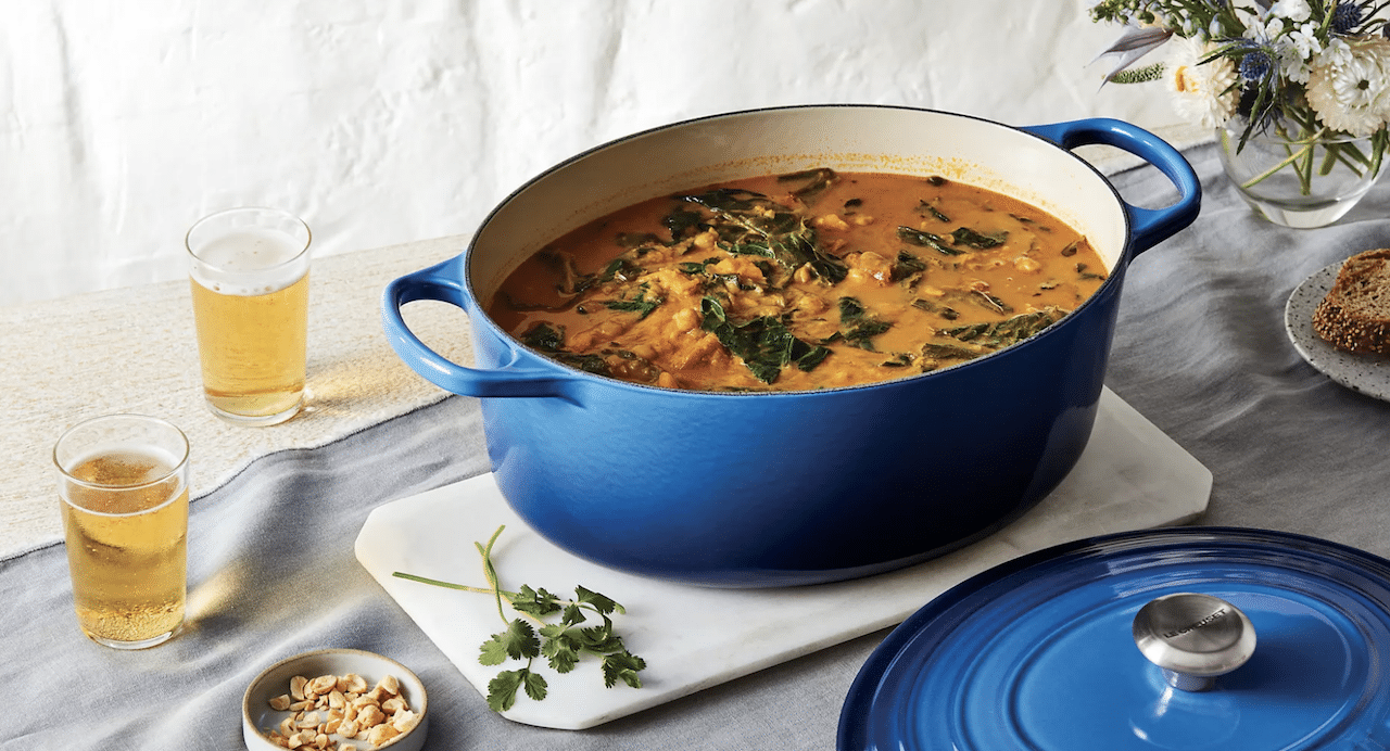 Un plat mijoté dans une cocotte en fonte.