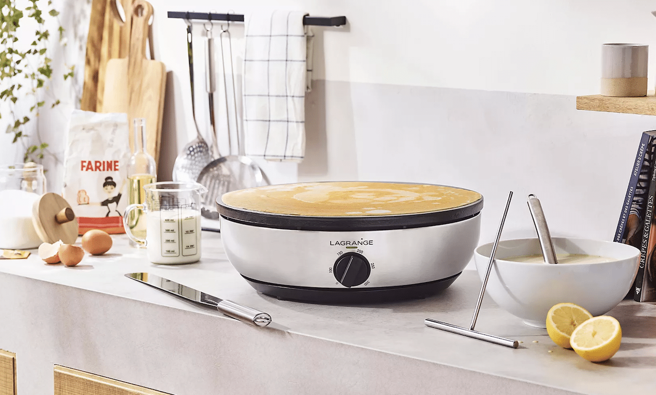Une crêpière de la marque Lagrange sur un plan de travail.