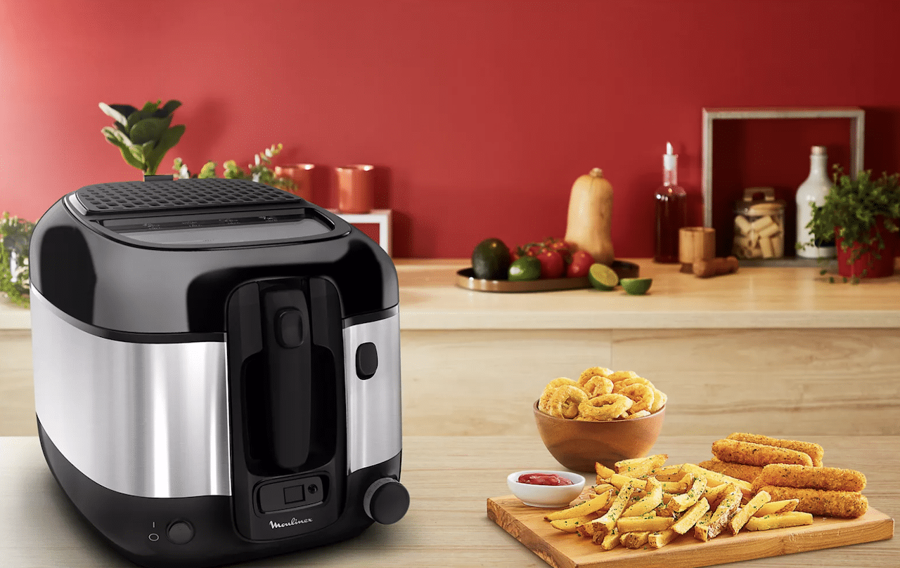 Une friteuse avec huile dans une cuisine moderne.