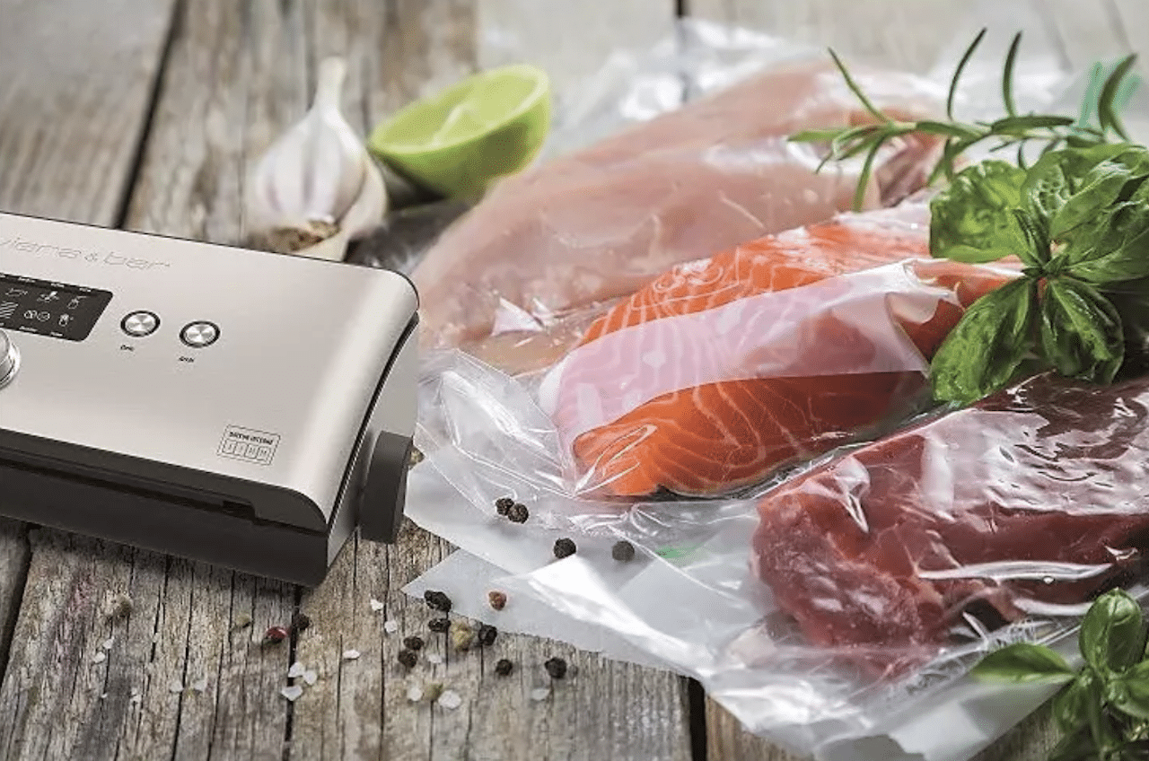 Des aliments conservés à l'aide d'une machine sous vide.