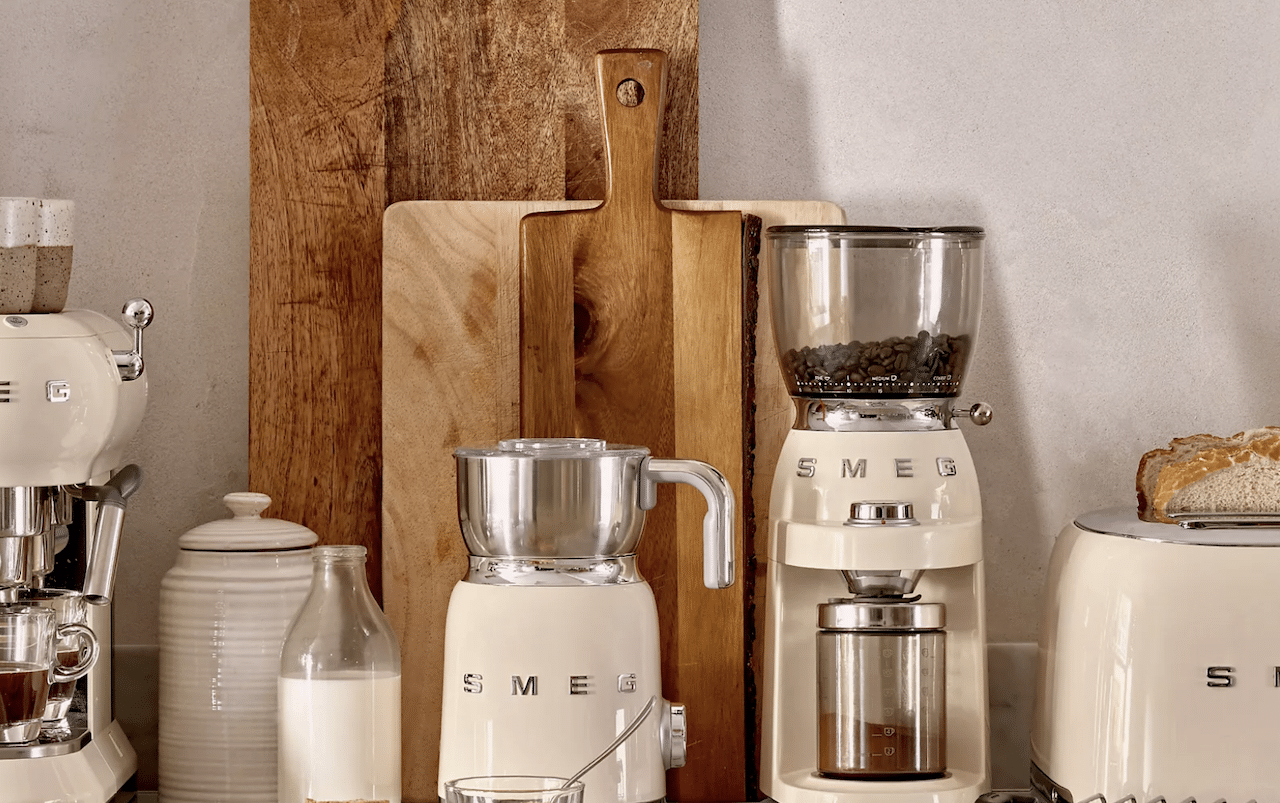 Un plan de travail équipé d'appareils Smeg, dont un moulin à café électrique.