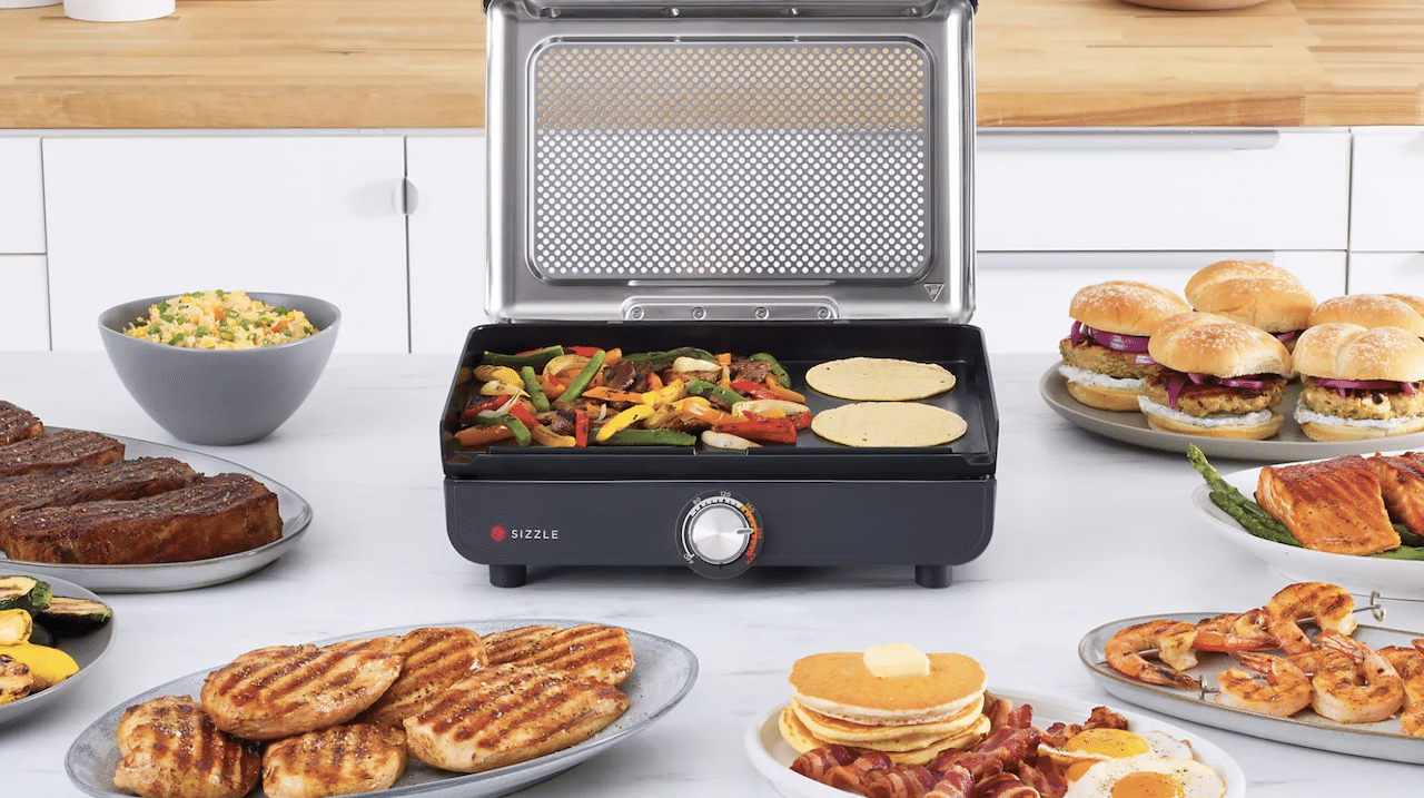 Une plancha de la marque Ninja entourée de grillades.