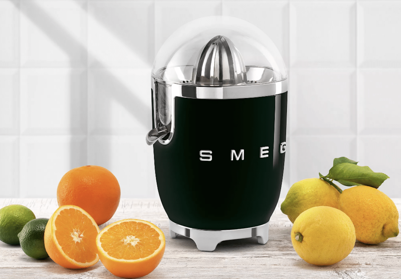Un presse-agrumes de la marque Smeg.