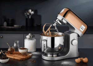 Un robot pâtissier de la marque Kenwood.