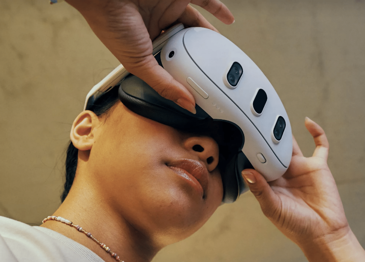 Une femme qui porte un casque VR.