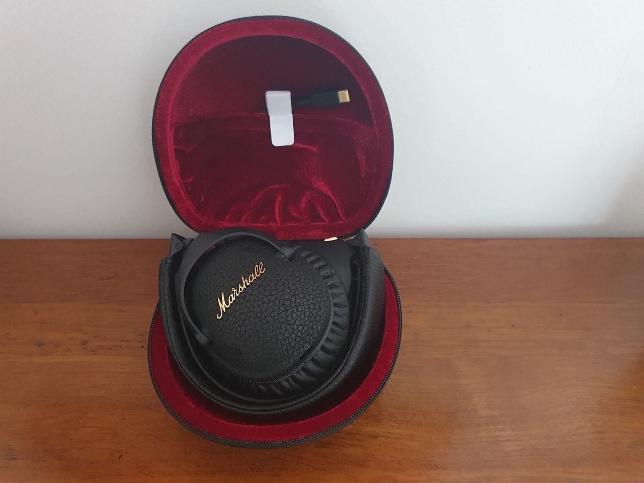 Le casque Marshall Monitor III ANC dans son étui de transport rigide avec intérieur velours rouge