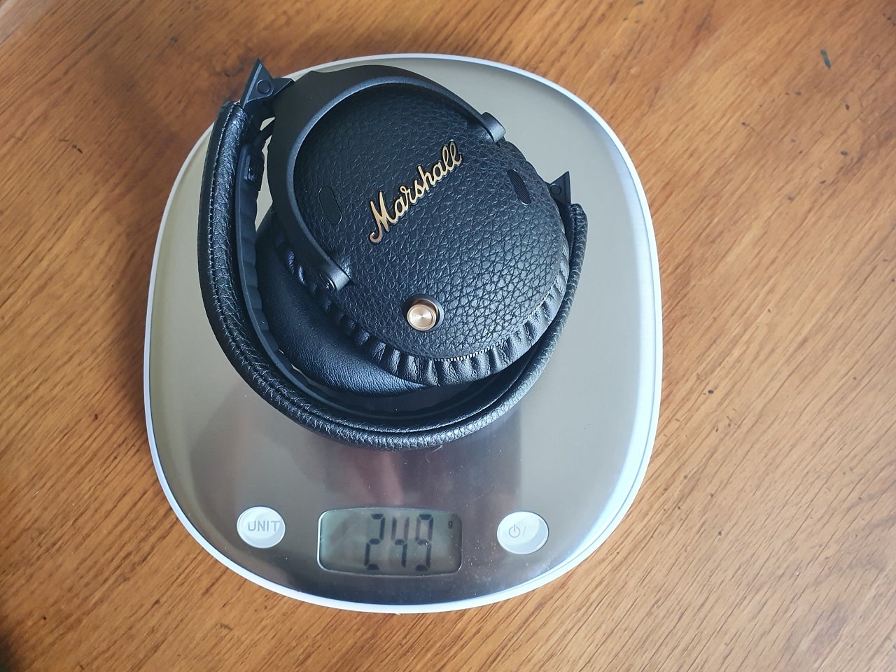 Pesage du casque Marshall Monitor III ANC sur une balance numérique