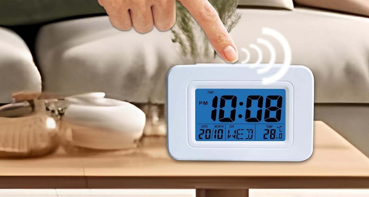 Un radio-réveil blanc posé sur une table basse en bois clair