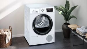 Un sèche linge de la marque Siemens installé dans une buanderie