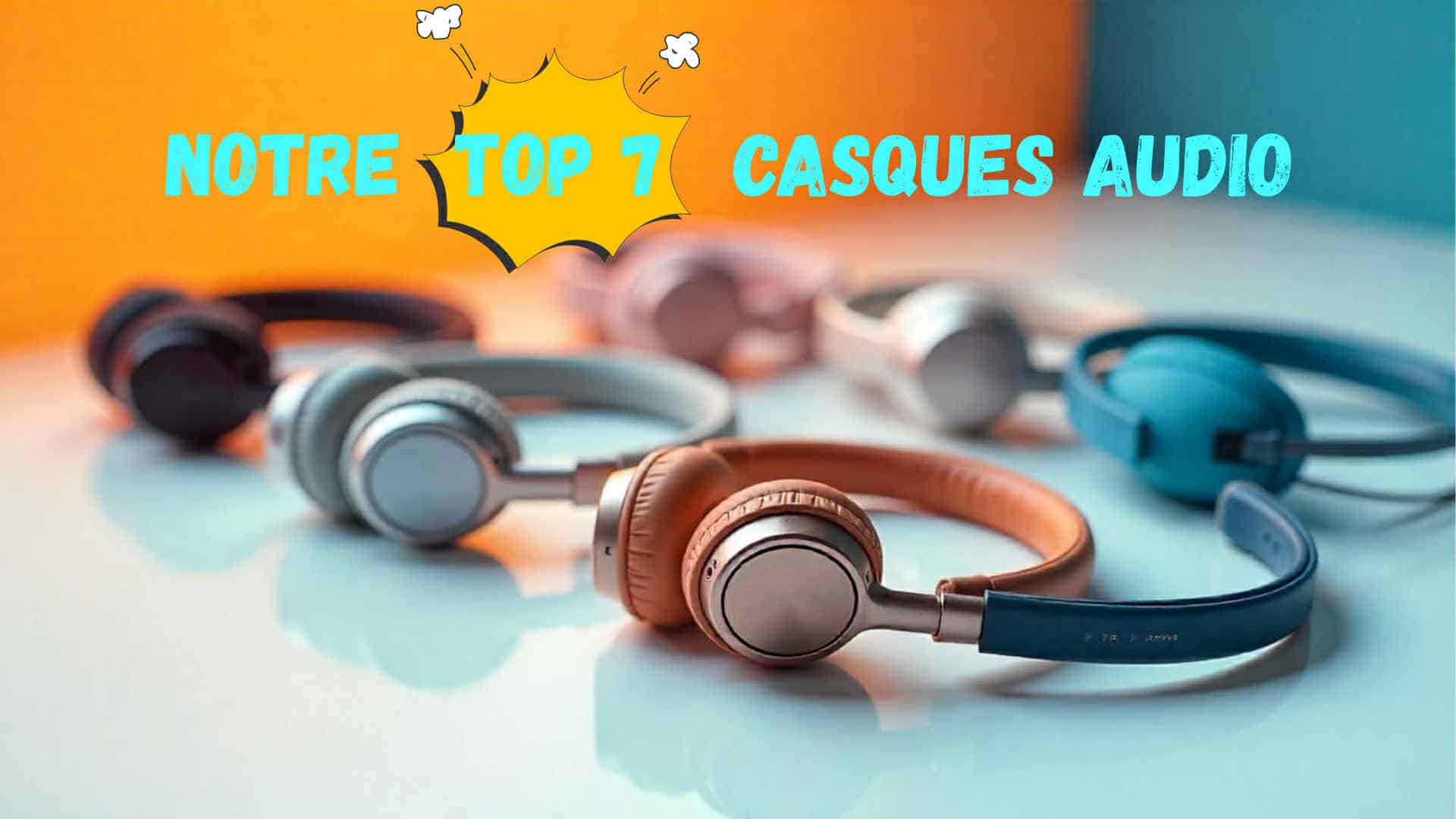 Plusieurs casques audio sont posés sur une table laquée blanc