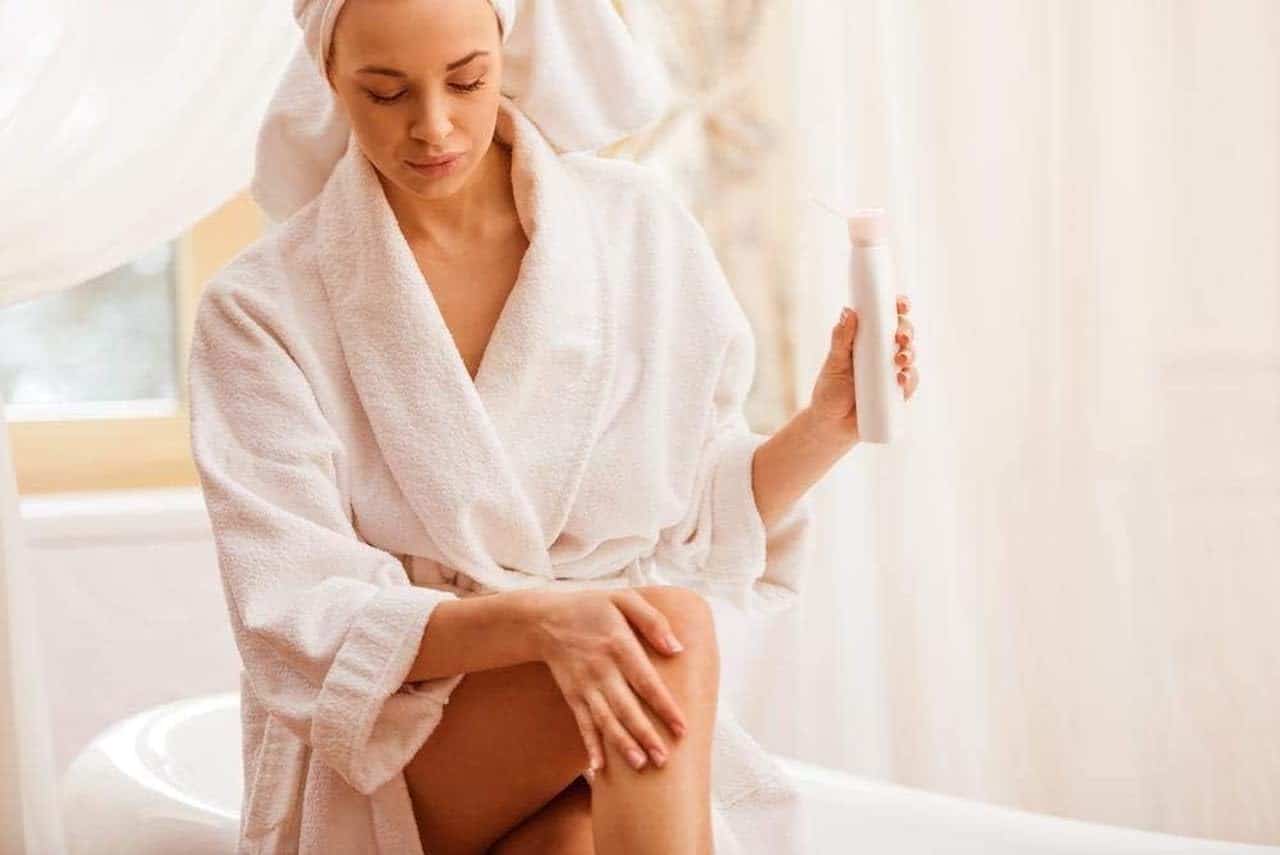 Une femme qui utilise un épilateur à cire.