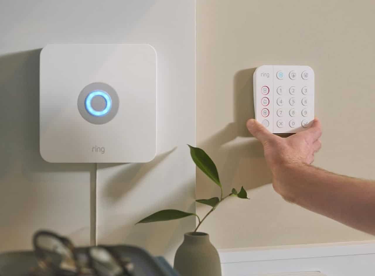 Une alarme connectée disposée sur un mur.