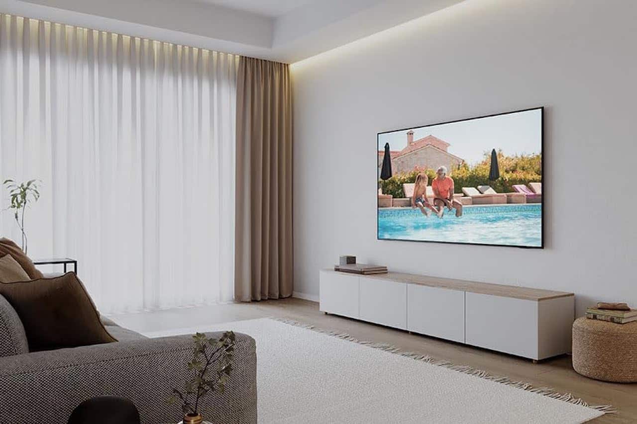 Une smart TV dans un salon moderne.