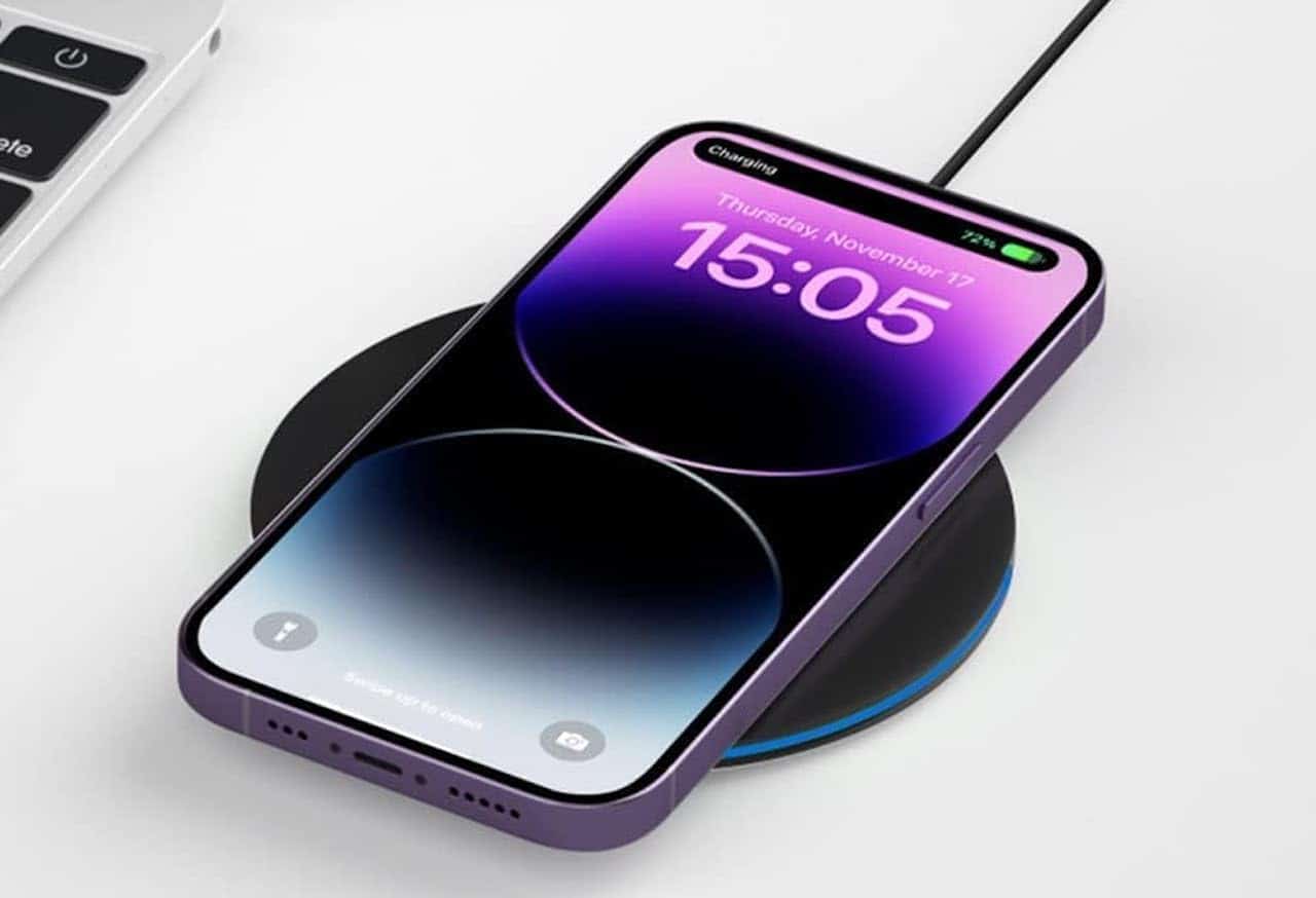 Un téléphone posé sur un chargeur à induction.