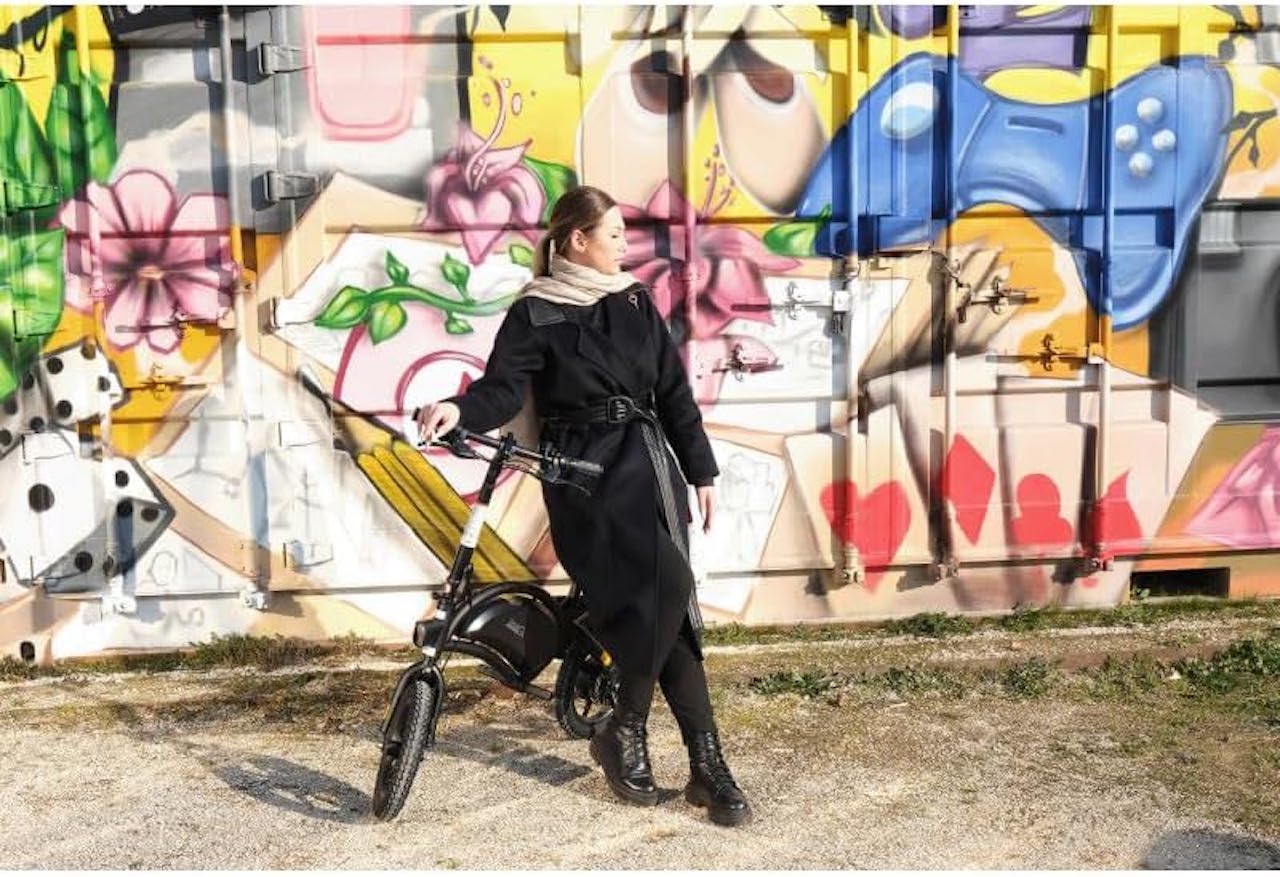 Une femme qui se tient à côté d'une draisienne électrique.