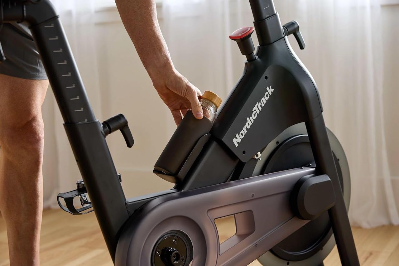 Un vélo elliptique de la marque NordicTrack.