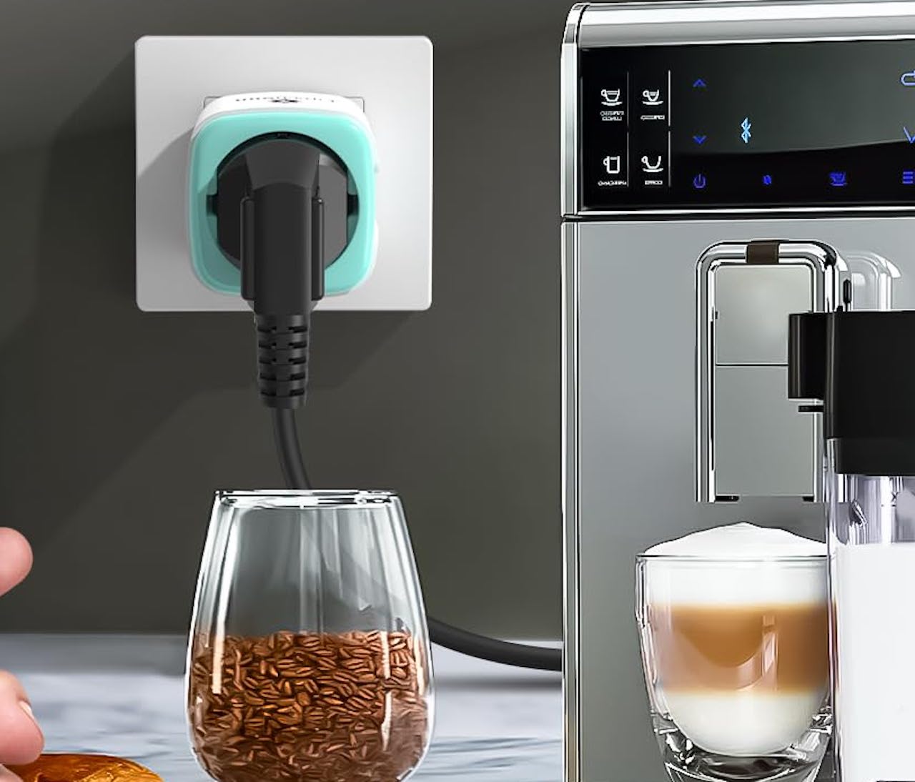 Une prise connectée à côté d'une machine à café.