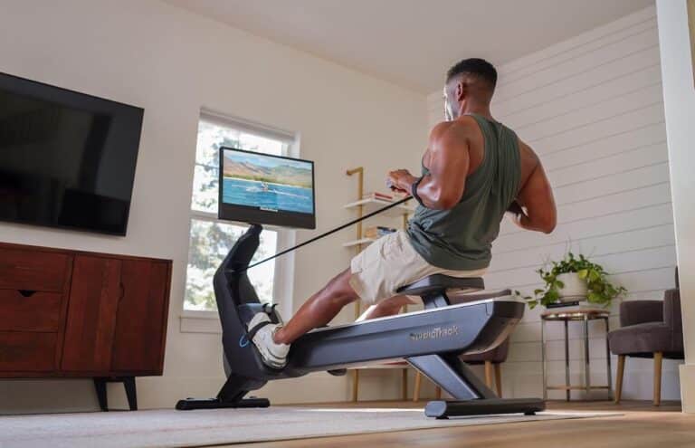 Un homme qui fait du sport sur un rameur de la marque NordicTrack.