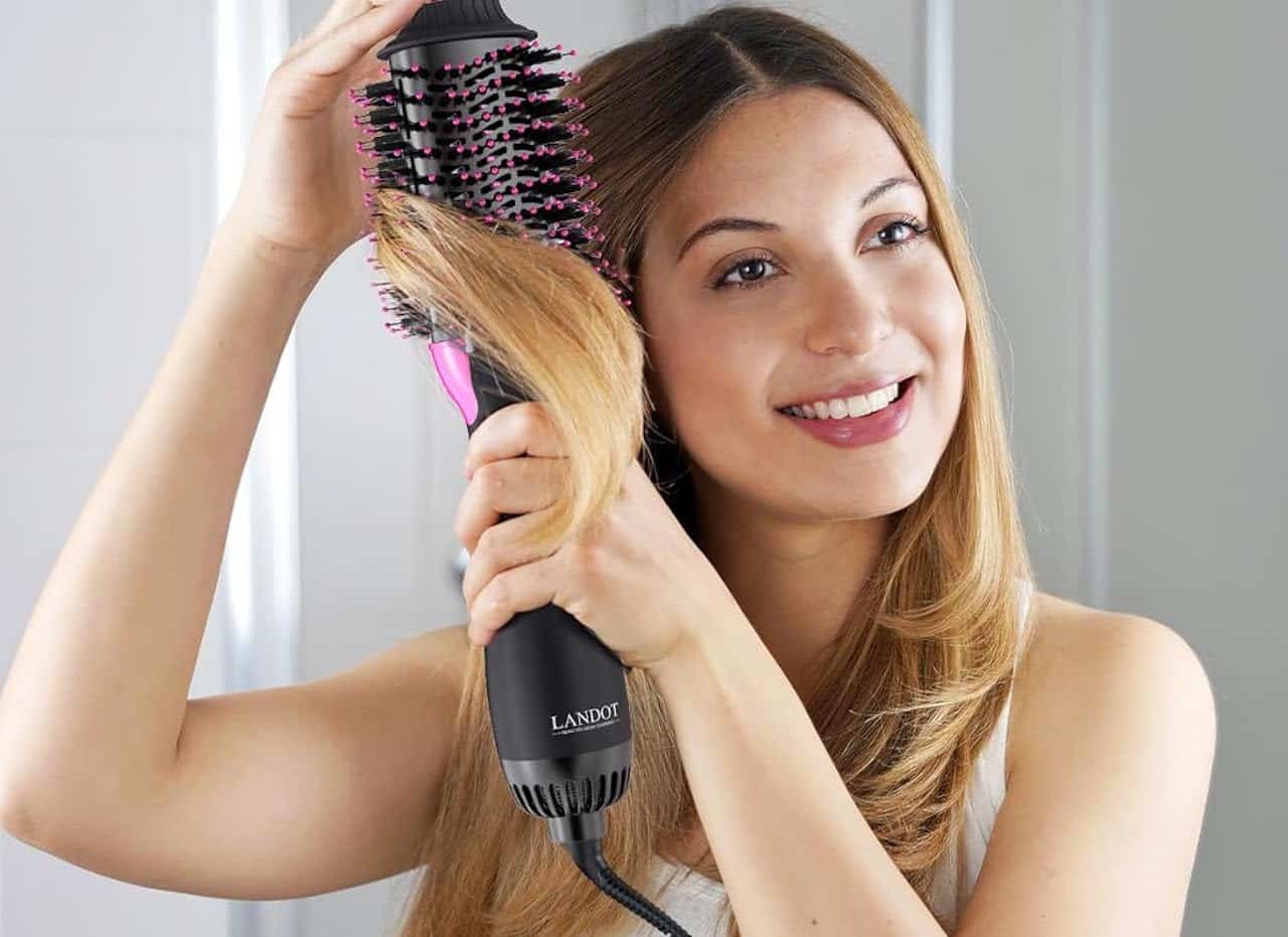 Une femme qui utilise une brosse soufflante sur ses cheveux.