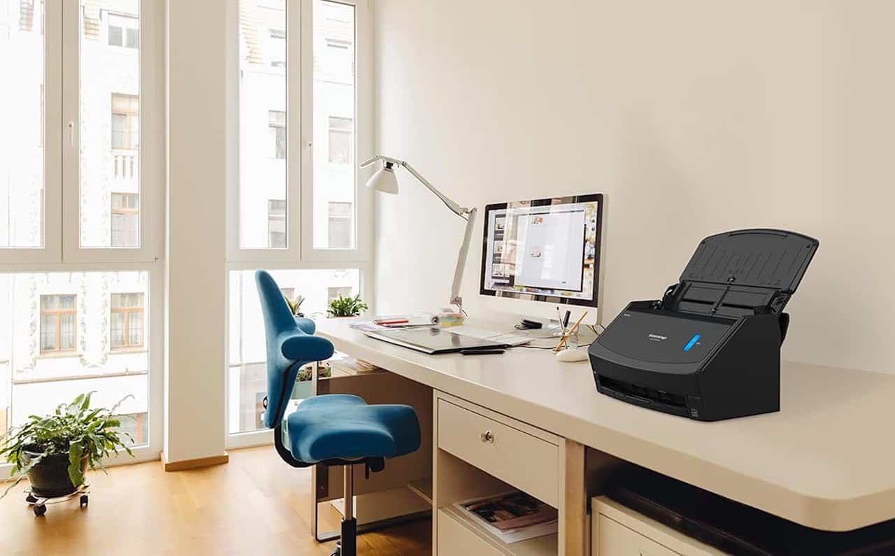 Un scanner dans un bureau lumineux.