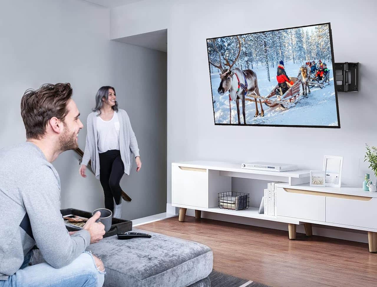 Un homme qui regarde la télévision dans son salon.