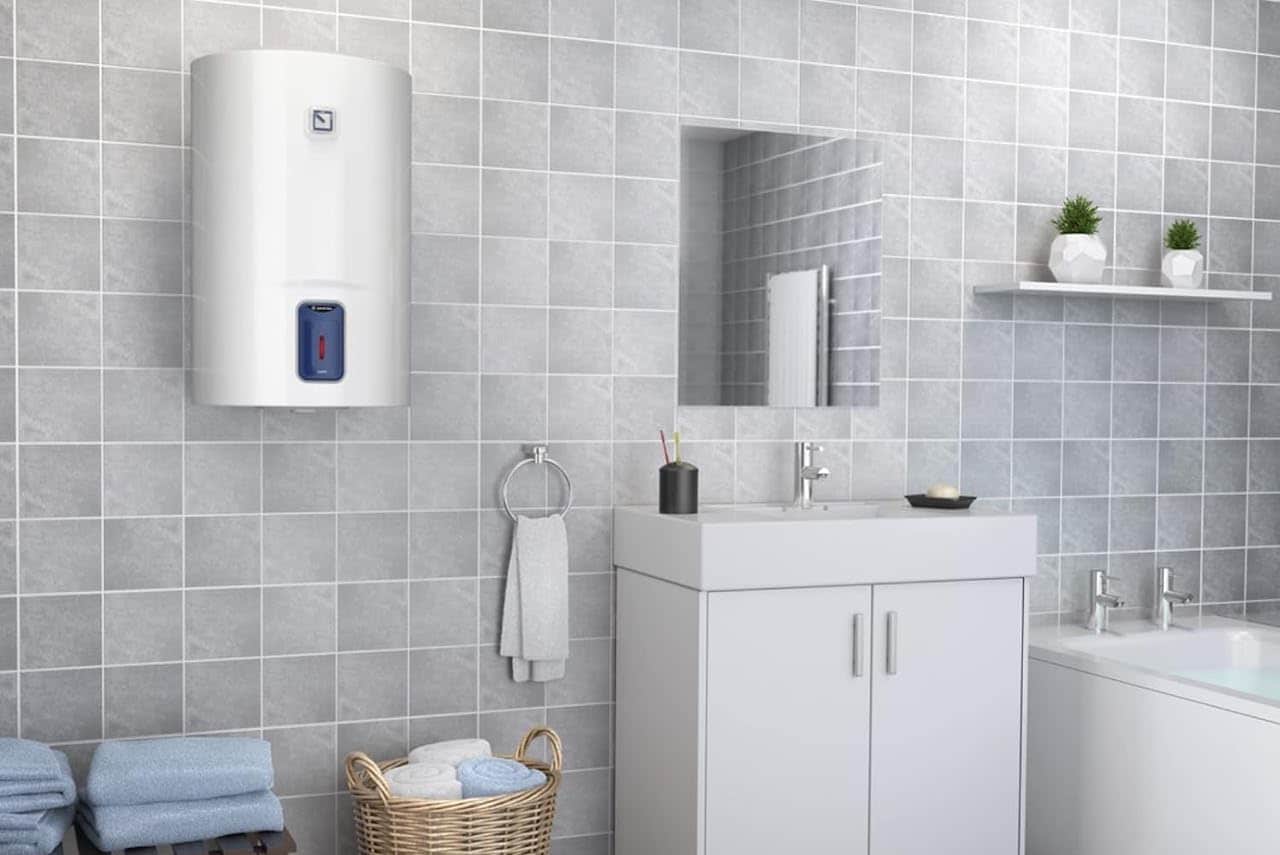 Une salle de bain moderne avec un chauffe-eau électrique.