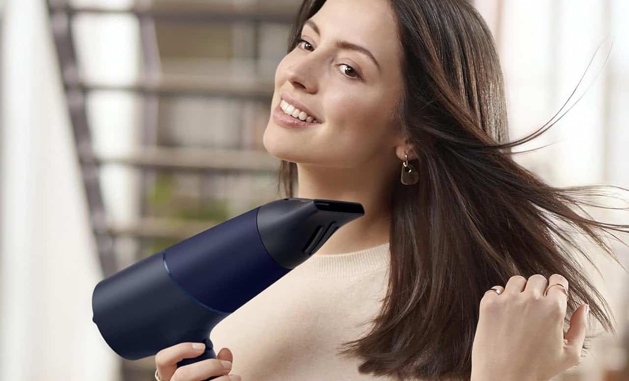 Une femme qui utilise un sèche-cheveux silencieux.