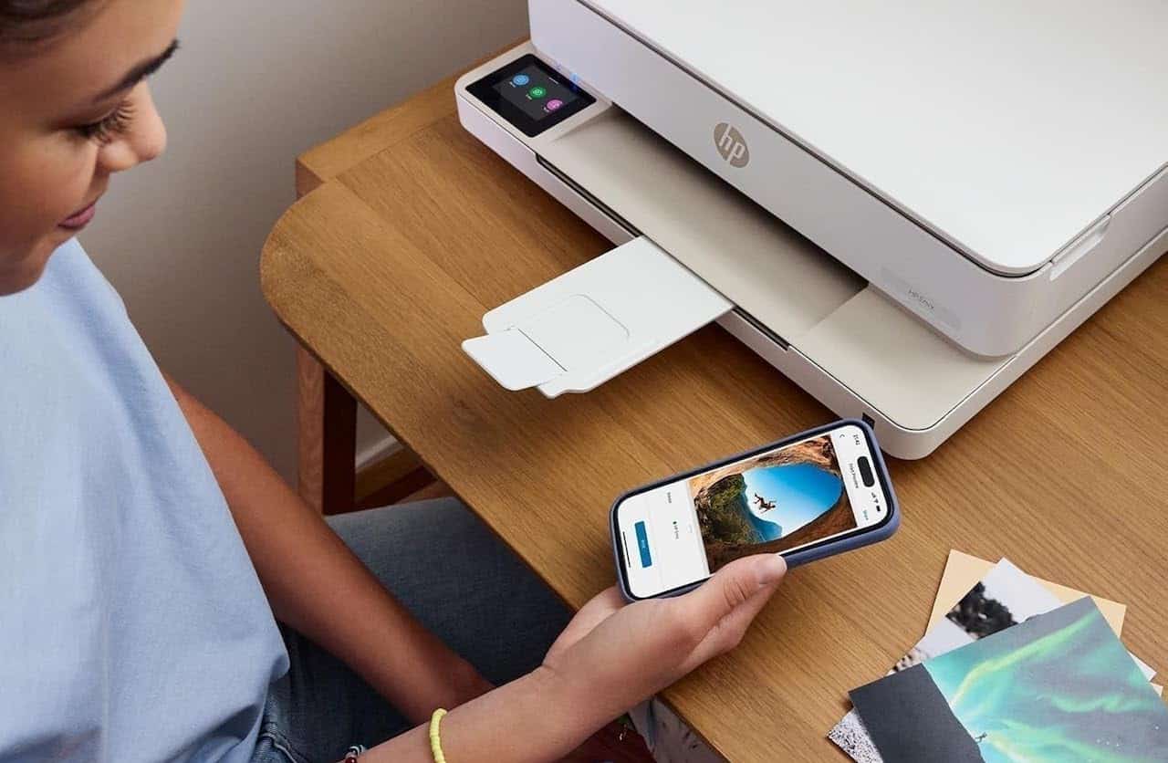 Une femme qui utilise une imprimante multifonctions pas chère.