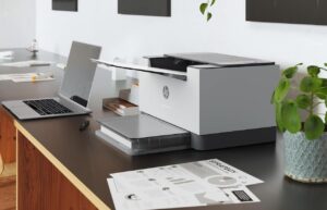 Une imprimante laser de la marque HP.