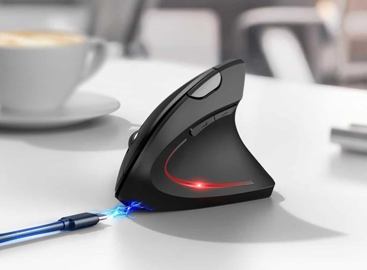 Une souris ergonomique sur une table.