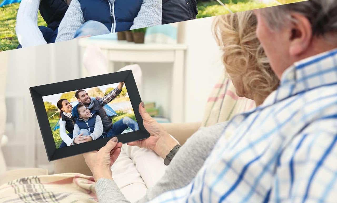 Un couple qui regarde leur cadre photo numérique.