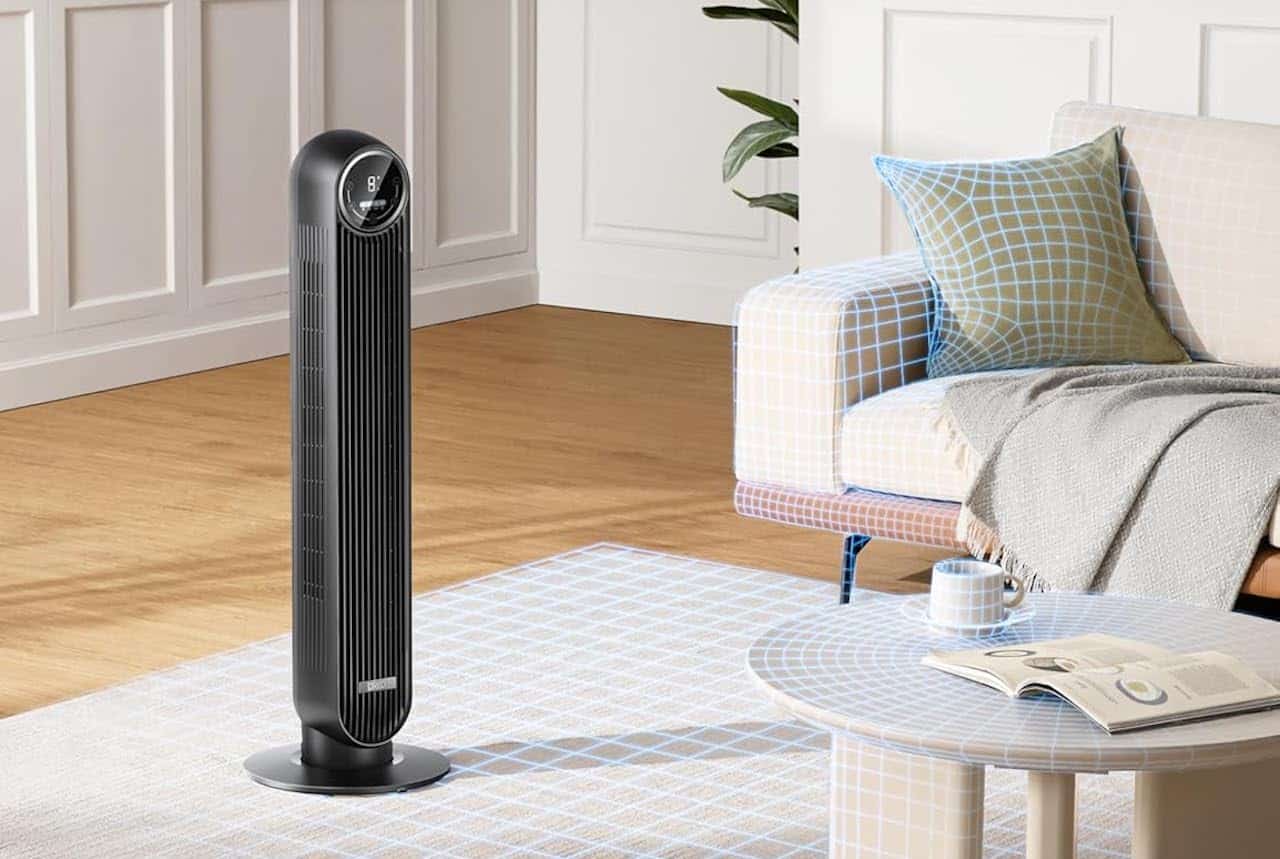 Un ventilateur colonne dans un salon moderne.