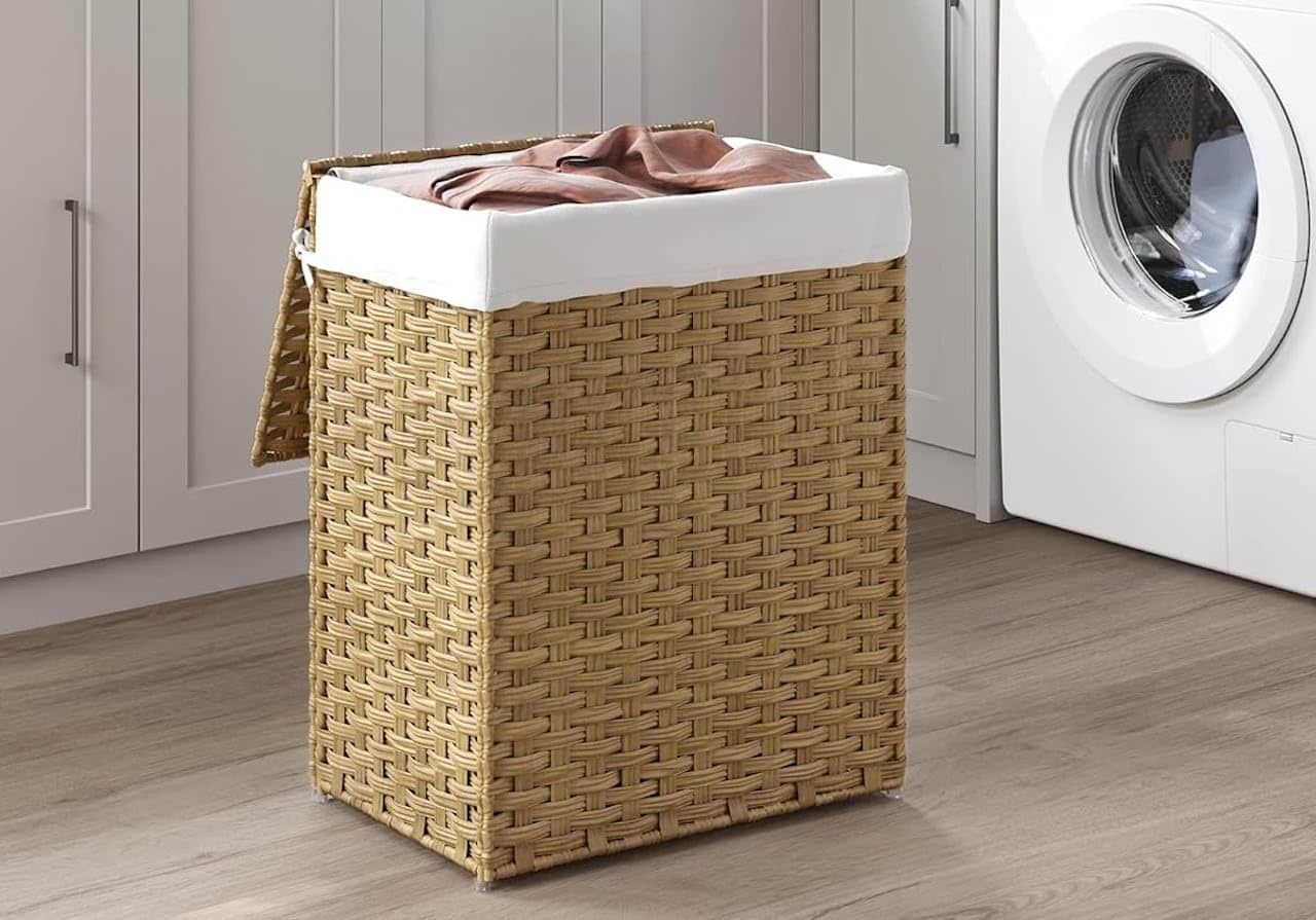 Un panier à linge dans une buanderie.