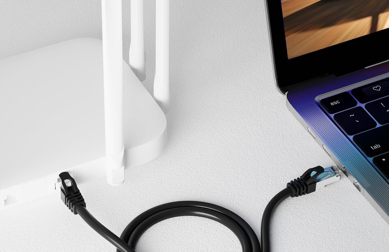 Un ordinateur avec un câble Ethernet.