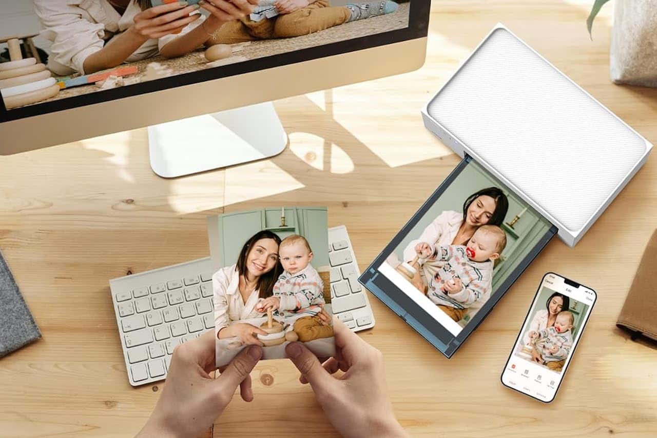Une personne qui utilise une imprimante photo.
